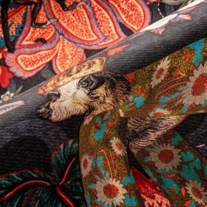 Detail van het Moooi-behang "Tokyo Blue Rendezvous" met kleurrijke bloemmotieven en een dierfiguur met kroon.