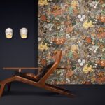 Designinterieur met Moooi-behang Tokyo Blue Rendezvous en een houten loungestoel tegen een donkere muur.