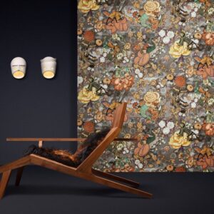 Designinterieur met Moooi-behang Tokyo Blue Rendezvous en een houten loungestoel tegen een donkere muur.