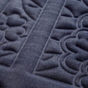Donkerblauw Moooi-behang Tokyo Blue Shoji Blossom met een reliëfrijk bloemen- en lijnpatroon.