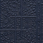 Donkerblauw behang met een reliëfpatroon van bloemen en Shoji-achtige lijnen uit de Tokyo Blue Shoji Blossom collectie van Moooi.