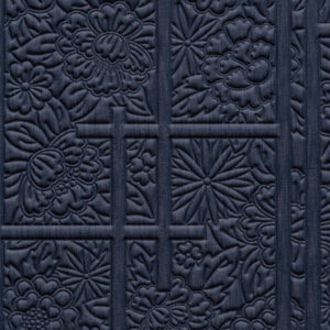Donkerblauw behang met een reliëfpatroon van bloemen en Shoji-achtige lijnen uit de Tokyo Blue Shoji Blossom collectie van Moooi.