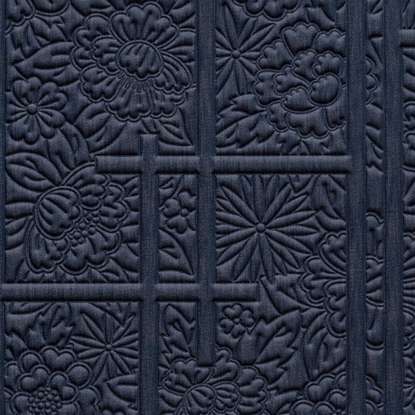 Donkerblauw behang met een reliëfpatroon van bloemen en Shoji-achtige lijnen uit de Tokyo Blue Shoji Blossom collectie van Moooi.