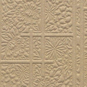 Beige behang met reliëf van bloemenpatroon en Shoji-achtige rasterstructuur uit de Tokyo Blue Shoji Blossom collectie.