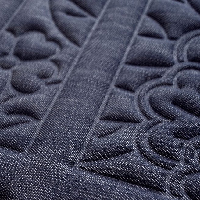 Donkerblauw Moooi-behang Tokyo Blue Shoji Blossom met een reliëfrijk bloemen- en lijnpatroon.