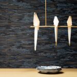 Modern interieur met Moooi-behang Tokyo Blue Tie Tami, een minimalistisch lichtarmatuur en gestapelde keramische borden.