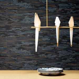 Modern interieur met Moooi-behang Tokyo Blue Tie Tami, een minimalistisch lichtarmatuur en gestapelde keramische borden.