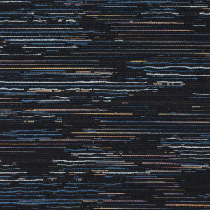 Donkerblauw Moooi-behang in het Tokyo Blue Tie Tami Sunset-patroon met horizontale lijnen in blauw-, oranje- en paarstinten.