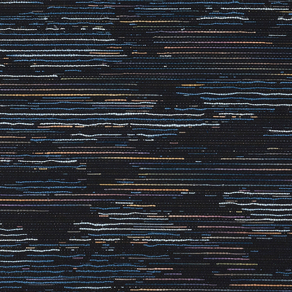 Donkerblauw Moooi-behang in het Tokyo Blue Tie Tami Sunset-patroon met horizontale lijnen in blauw-, oranje- en paarstinten.