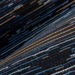 Detailopname van het Moooi-behang Tokyo Blue Tie Tami met kleurrijke horizontale lijnen op een donkere achtergrond.