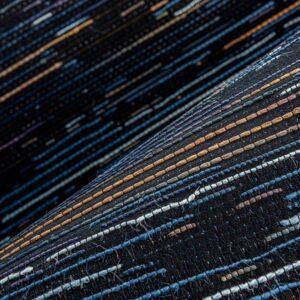 Detailopname van het Moooi-behang Tokyo Blue Tie Tami met kleurrijke horizontale lijnen op een donkere achtergrond.