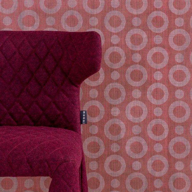Donkerrode designstoel met ruitpatroon voor roze Moooi-behang met cirkelmotief uit de Umbrella Squid-serie.
