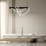 Moderne keuken met marmeren aanrecht en Moooi Lacy Longlegs behang met elegant reliëfpatroon.