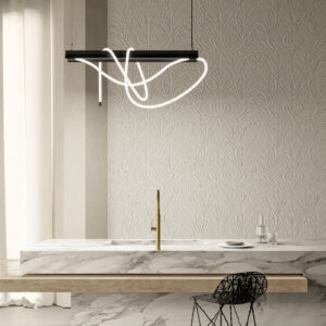 Moderne keuken met marmeren aanrecht en Moooi Lacy Longlegs behang met elegant reliëfpatroon.
