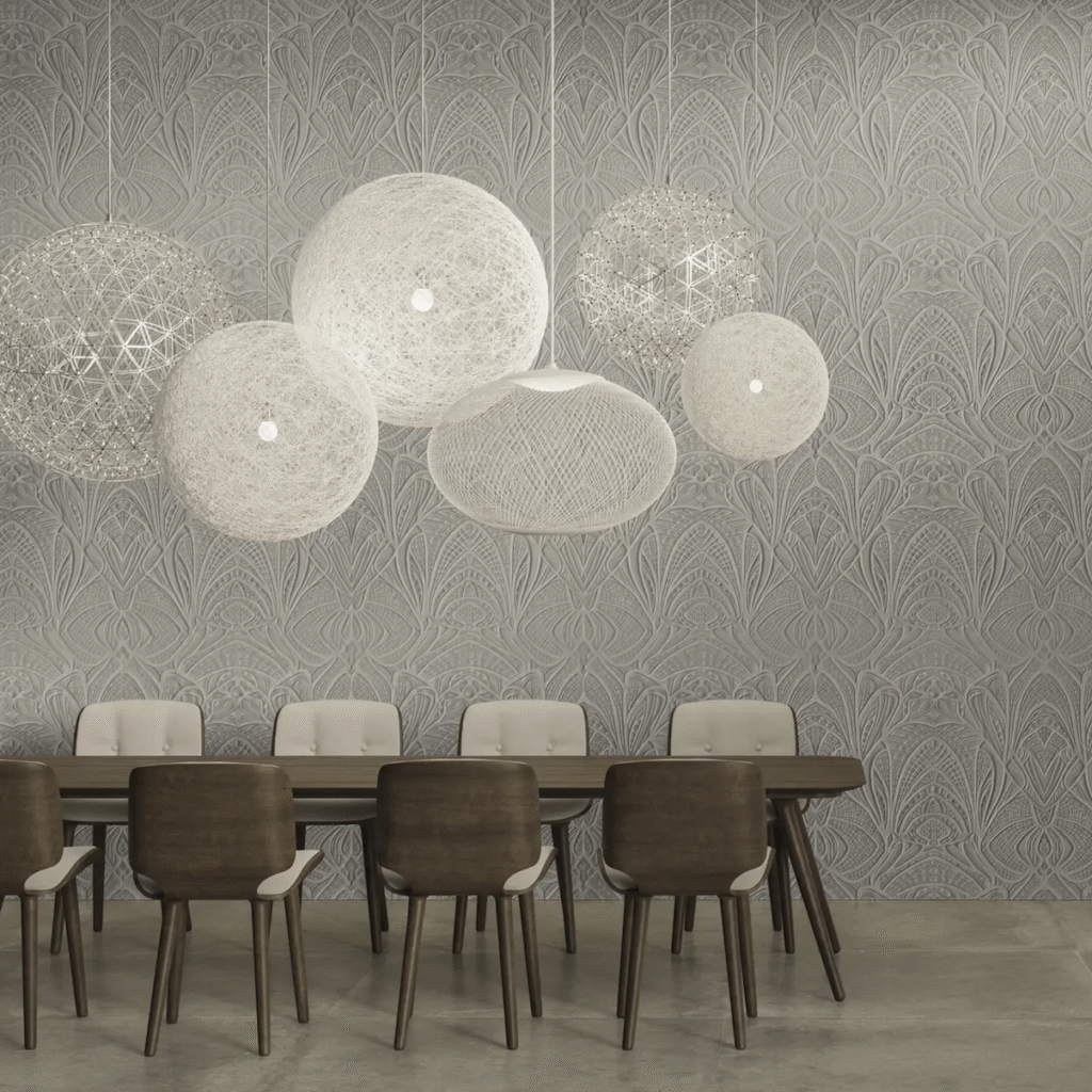 Vergaderruimte met donkerhouten stoelen, witte hanglampen en een grijs Lacy Longlegs MO5033 behang met sierlijk patroon.