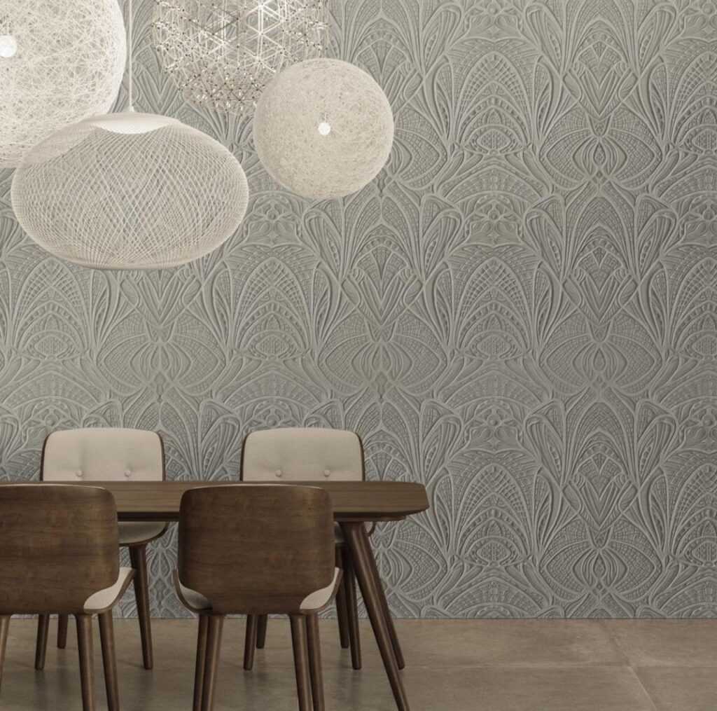 Eetkamer met houten meubels, moderne hanglampen en sierlijk grijs behang uit de Moooi Wallcovering Lacy Longlegs collectie.