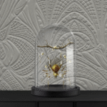 Decoratieve stolp met een kunstzinnige gouden spin en takken tegen een reliëfbehang uit de Moooi Wallcovering Lacy Longlegs collectie.