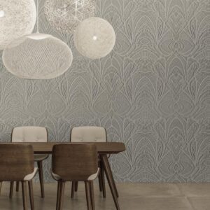 Eetkamer met houten meubels, moderne hanglampen en sierlijk grijs behang uit de Moooi Wallcovering Lacy Longlegs collectie.