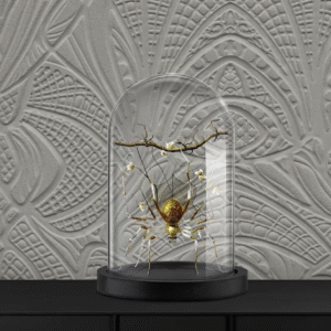 Decoratieve stolp met een kunstzinnige gouden spin en takken tegen een reliëfbehang uit de Moooi Wallcovering Lacy Longlegs collectie.