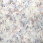 Lichte en zachte wandbekleding met een wolkachtig, bloemachtig patroon in pastelkleuren uit de Moooi Wallcovering Silk Bombis collectie.
