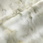 Detail van het Moooi Silk Bombis behang met een zachte, bloemachtige textuur en zijdeachtige glans.