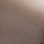 Detail van het Moooi Wallcovering TechnoBee MO5042 behang met een reliëfpatroon van golvende lijnen in een neutrale kleur.