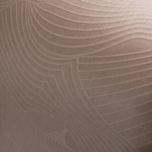 Detail van het Moooi Wallcovering TechnoBee MO5042 behang met een reliëfpatroon van golvende lijnen in een neutrale kleur.