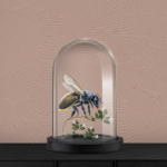 Stijlvolle interieursetting met een gedetailleerde techno-bij in een stolp voor een reliëfbehang uit de Moooi Wallcovering Techno Bee collectie.