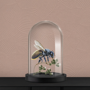 Stijlvolle interieursetting met een gedetailleerde techno-bij in een stolp voor een reliëfbehang uit de Moooi Wallcovering Techno Bee collectie.