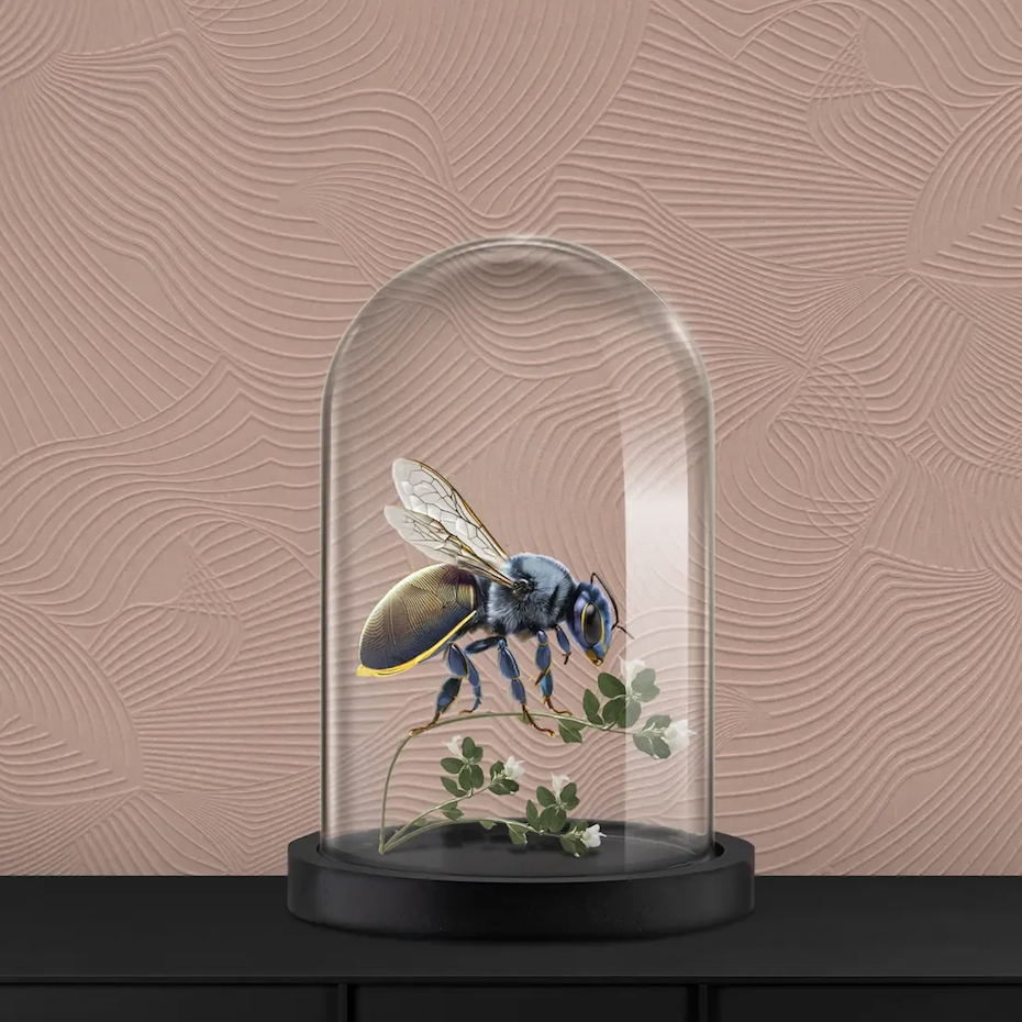 Stijlvolle interieursetting met een gedetailleerde techno-bij in een stolp voor een reliëfbehang uit de Moooi Wallcovering Techno Bee collectie.