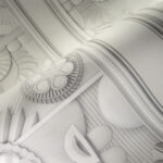 Detail van Moooi Wallcovering Green House MO5050 met een reliëfpatroon van geometrische en florale vormen in grijstinten.
