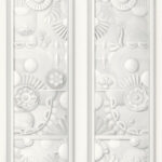 Wit reliëfbehang met een gedetailleerd bloemen- en natuurpatroon uit de Moooi Wallcovering Greenhouse MO5050 collectie.