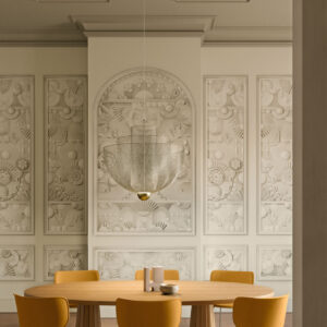 Eetkamer met ronde houten tafel, okergele stoelen, Moooi Green House wandbekleding en een kunstzinnige hanglamp.