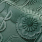 Detailopname van het groene Moooi Green House MO5052 behang met gestileerde bloemen en geometrische patronen.