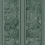 Donkergroen behangpatroon van Moooi Wallcovering Green House met een reliëf van bloemen, bladeren en geometrische vormen.