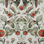 Gedetailleerd botanisch behangontwerp uit de Moooi Greenhouse-collectie met fantasierijke bloemen en bladeren in rood- en groentinten.