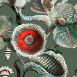 Gedetailleerde botanische print uit de Moooi Wallcovering Green House collectie met fantasiebloemen en een lieveheersbeestje.