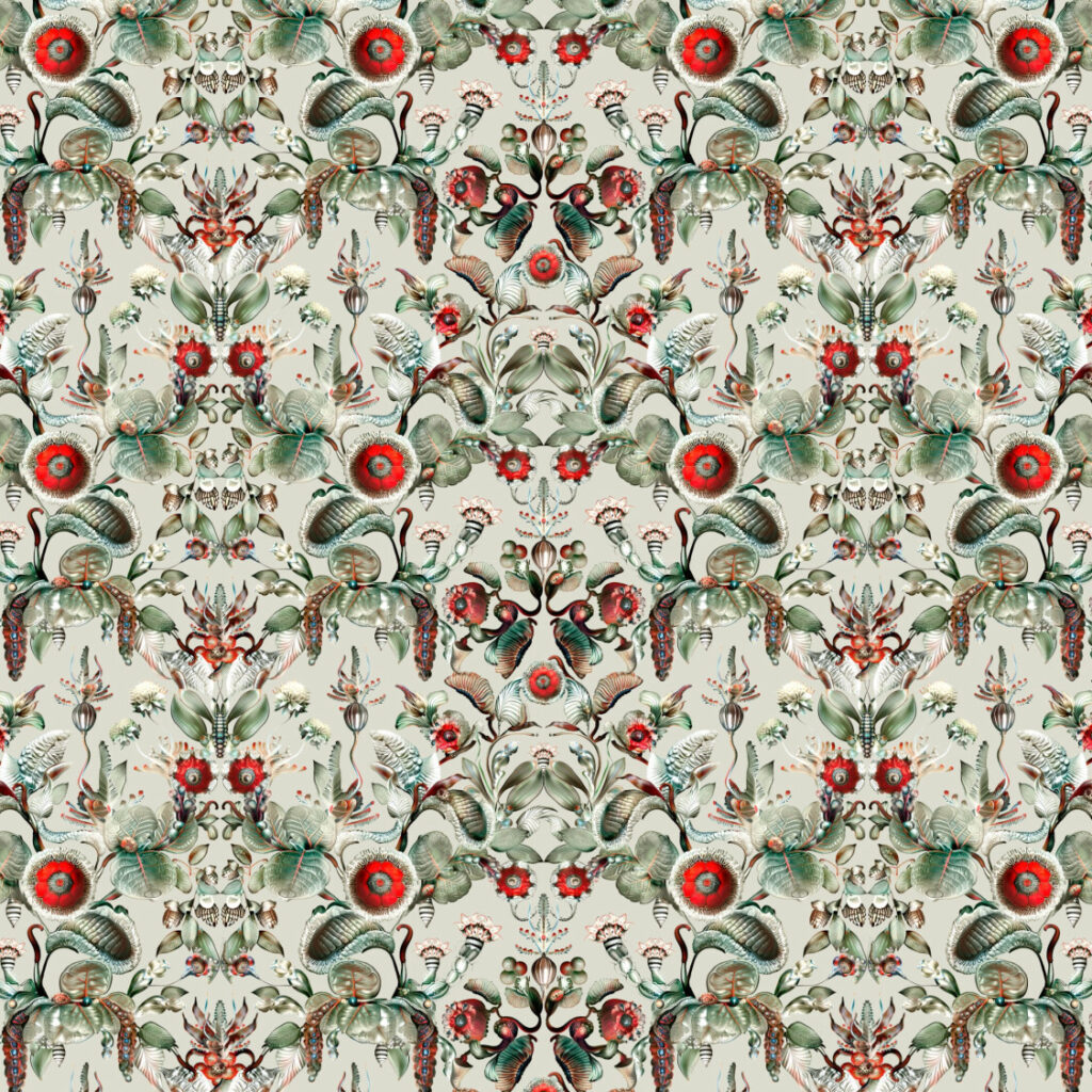 Gedetailleerd symmetrisch patroon uit de Moooi Wallcovering Green House collectie, met florale en insectenmotieven in groen, rood en beige tinten.