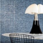 Designinterieur met een blauwe Mosaico2-TD2Y-2 mozaïektegelmuur, een zwarte tafellamp met witte kap en een marmeren tafel.