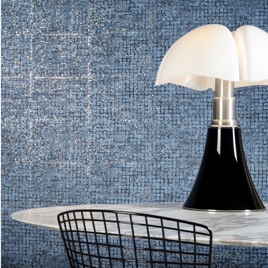 Designinterieur met een blauwe Mosaico2-TD2Y-2 mozaïektegelmuur, een zwarte tafellamp met witte kap en een marmeren tafel.