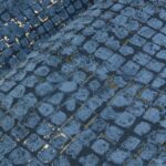 Blauw metallic behang met een mozaïekachtig patroon en goudkleurige accenten uit de Mosaico2-TD2Y-3 collectie.