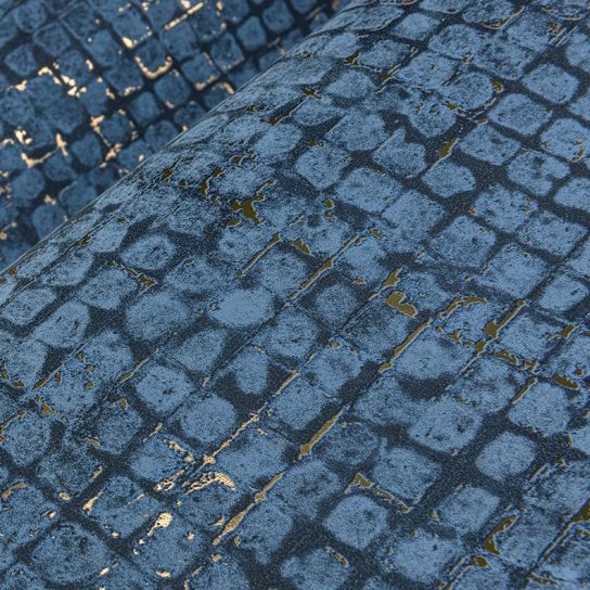 Blauw metallic behang met een mozaïekachtig patroon en goudkleurige accenten uit de Mosaico2-TD2Y-3 collectie.
