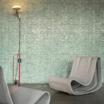 Moderne zitruimte met grijze loungefauteuils en een lichtgroene mozaïekmuur met het patroon Mosaico5-VRMQ-2.