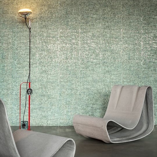 Moderne zitruimte met grijze loungefauteuils en een lichtgroene mozaïekmuur met het patroon Mosaico5-VRMQ-2.