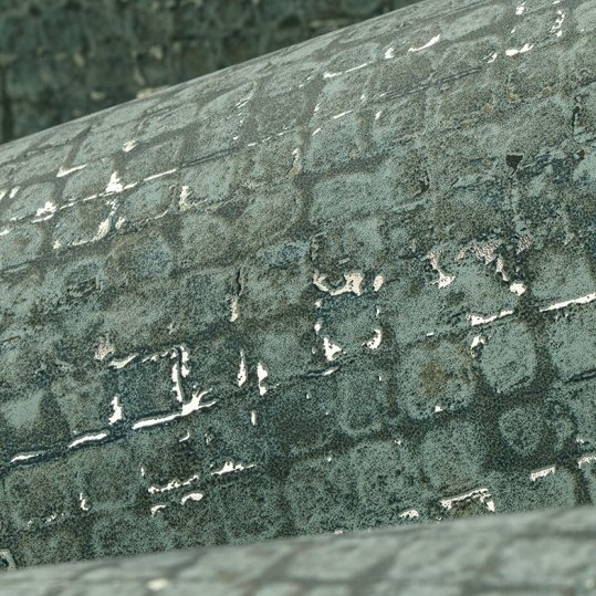Detailopname van verweerde mozaïektegels op het oppervlak van een gebogen structuur, getiteld Mosaico5-VRMQ-3.