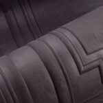 Detail van de gebogen, fluweelachtige bekleding van de Objet Grandeur 44003-2GCV designbank in donkergrijs.