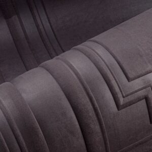 Detail van de gebogen, fluweelachtige bekleding van de Objet Grandeur 44003-2GCV designbank in donkergrijs.