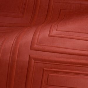 Close-up van een rood fluwelen oppervlak met een geometrisch reliëfpatroon uit de Objet Manoir 44020 M-KSQE-2 collectie.