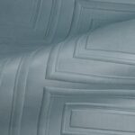 Detail van het blauwe fluwelen oppervlak met reliëfpatroon van het Objet Manoir M-520E-2 meubel.