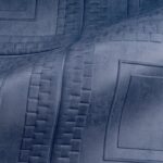 Detail van een blauw stoffen oppervlak met geometrisch reliëfpatroon uit de Objet Pantheon 44030-V34F-2-1 collectie.